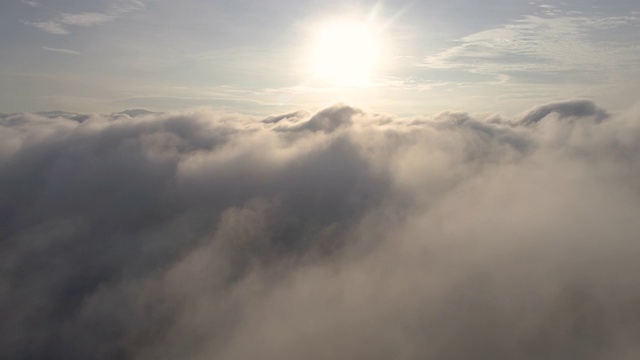 从飞机窗口俯瞰云层。全景云角。空中拍摄的白云。视频素材