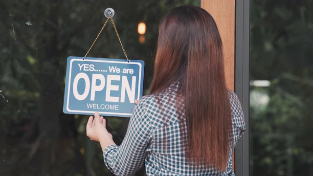 新冠肺炎期间封锁后重新开张的亚洲女性店主视频素材