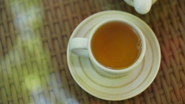 把茶倒进桌上的杯子里视频素材