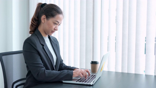 女商人在办公室用笔记本电脑制作投资营销计划和财务会计数据的4K视频视频素材