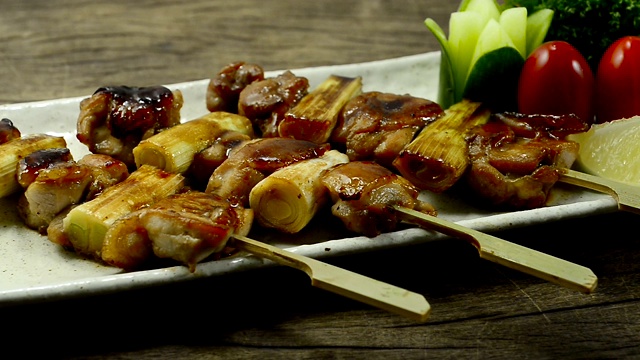 烤鸡肉串和韭菜串洋葱串日式料理视频素材