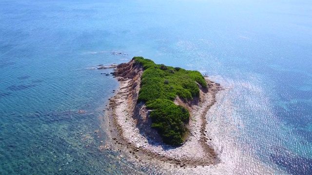 无人机飞行在异国情调的岛屿与树木和岩石海岸在海的中心视频素材