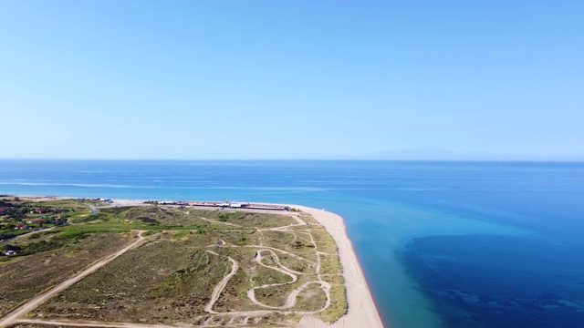 鸟瞰图长宽敞的海滩与白色的沙子和惊人的蓝色海洋度假。夏天旅游目的地视频素材