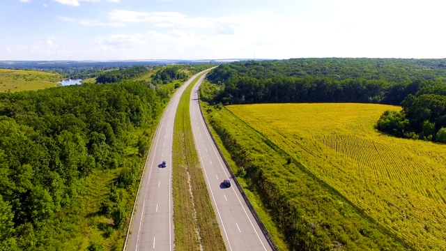 鸟瞰高速公路与汽车，乡村乡村景观视频素材