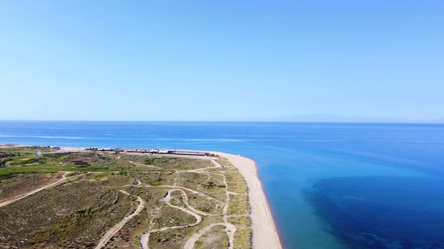 鸟瞰图长宽敞的海滩与白色的沙子和惊人的蓝色海洋度假。夏天旅游目的地视频素材