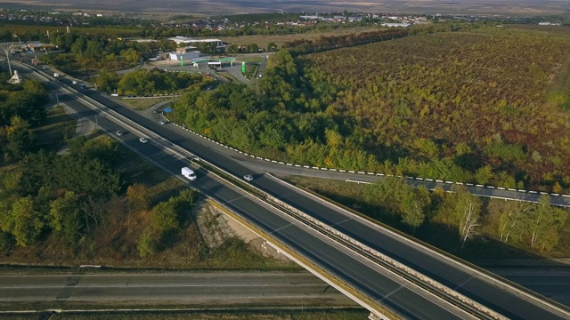 鸟瞰图飞行在令人惊叹的秋天自然和道路运行通过风景如画的乡村。路在秋景航拍。秋日的汽车驾驶道路穿过五彩缤纷的风景。视频素材