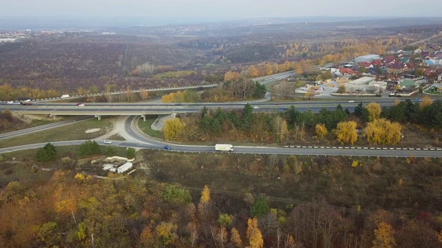 鸟瞰图飞行在令人惊叹的秋天自然和道路运行通过风景如画的乡村。路在秋景航拍。秋日的汽车驾驶道路穿过五彩缤纷的风景。视频素材