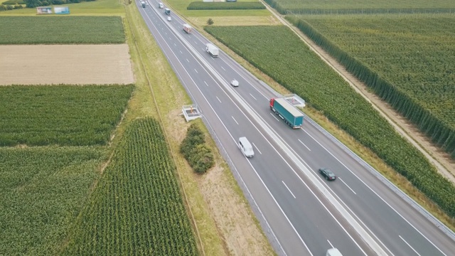 公路交通卡车和汽车的侧面鸟瞰图视频素材