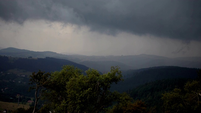 山上的景色为暴风雨聚集。视频素材