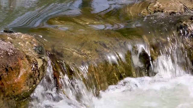 从岩石上流入水池的水视频素材