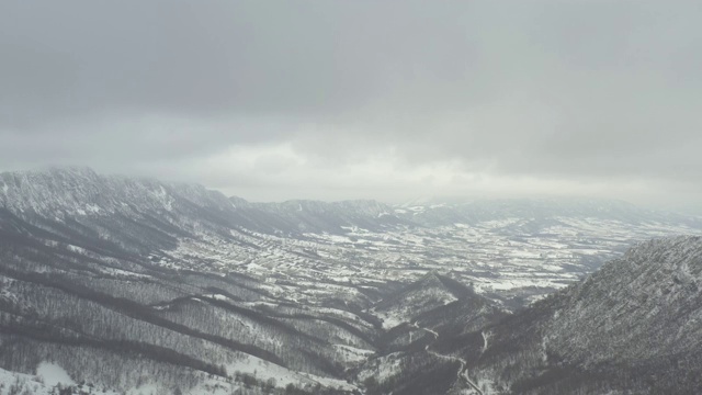 大雪和浓雾笼罩在Veliki Krs山山谷的4K无人机视频视频素材