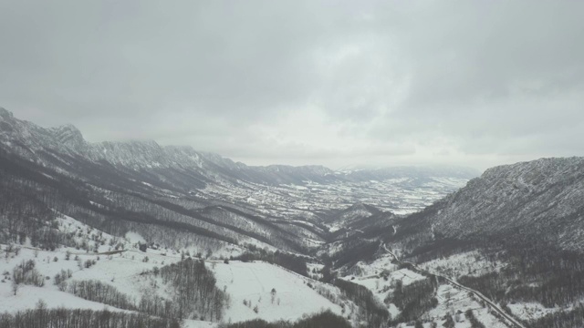 高山Veliki Krsh的冬日4K无人机视频视频素材