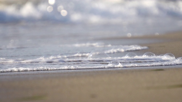 海浪的特写，溅湿的海滩沙子干燥，电影的dof视频素材