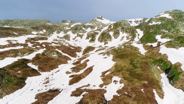 无人机拍摄的瑞士山区正在融化的积雪视频素材