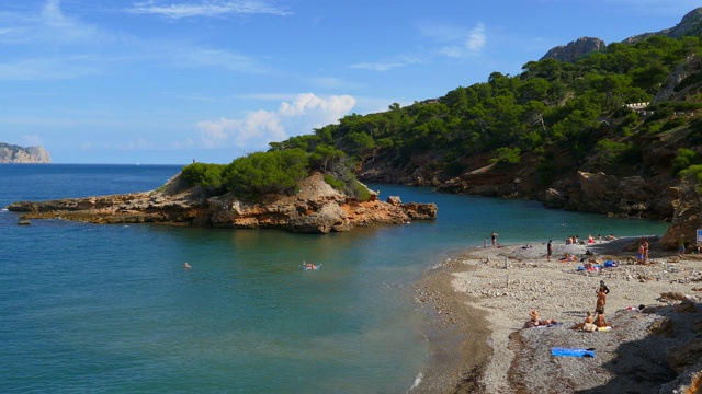 从Punta Larga和S’illot岛穿过波伦卡湾，到Cap de formento, Alcudia，维多利亚半岛，马略卡岛，巴利阿里群岛，西班牙，地中海，欧洲视频素材