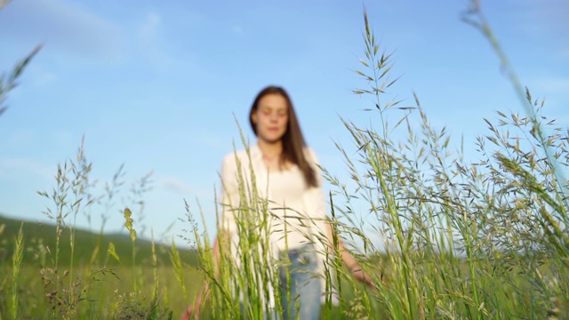 草地上快乐的年轻女子视频素材