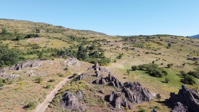 无人机拍摄的马德里山区的森林和乡村视频素材