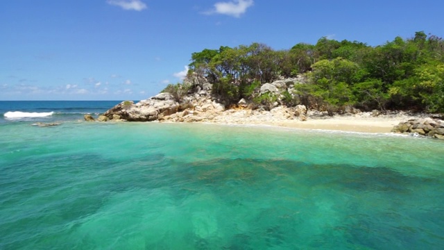 海浪冲击着海地拉巴德的岩石海岸视频素材