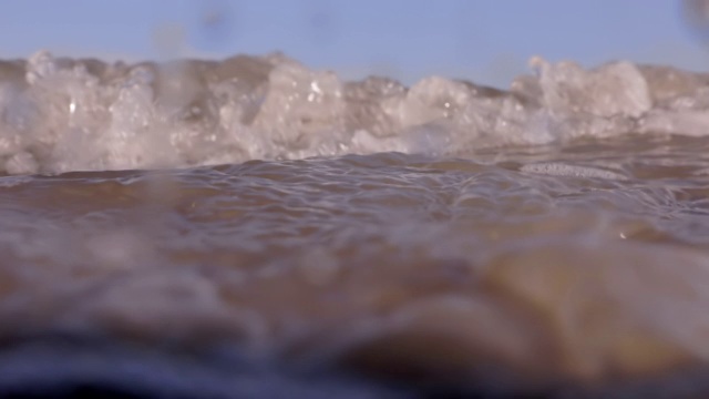 当你溺水时需要救生员的水下视图。视频素材