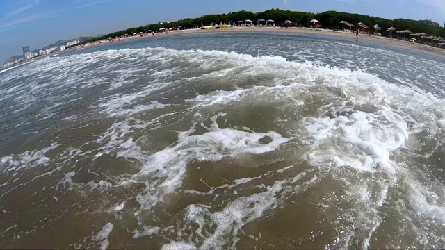 美丽的海冲浪慢动作视频从沙滩夏季海景视图视频素材