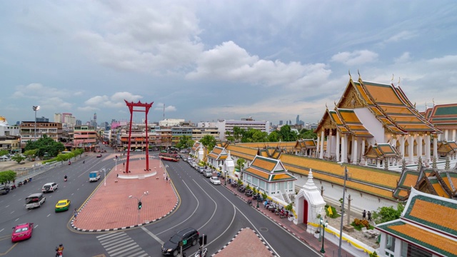 时间流逝。巨大的秋千或Sao Ching Cha纪念碑与Wat Suthat寺在日落在老城，曼谷市，泰国。具有里程碑意义的旅游景点。泰国建筑与旅行的概念。视频素材