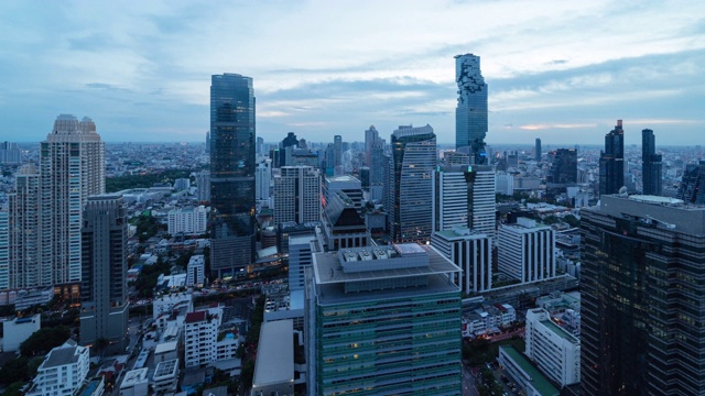 泰国曼谷市中心天际线鸟瞰图的时间流逝。智慧城市中的金融区和商业区。日落时分的摩天大楼和高层建筑。视频素材