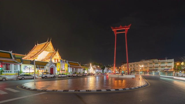 时间流逝。巨大的秋千或Sao Ching Cha纪念碑与Wat Suthat寺在晚上的老城，曼谷市，泰国。具有里程碑意义的旅游景点。泰国建筑与旅行的概念。视频素材