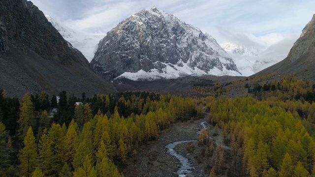 飞越山谷秋树和河流之间的高山。无人机视频视频素材