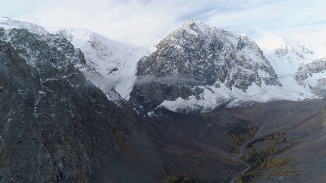 飞越山谷秋树和河流之间的高山。无人机视频视频素材