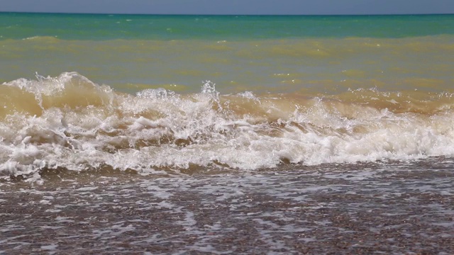 海岸附近汹涌的海浪视频素材