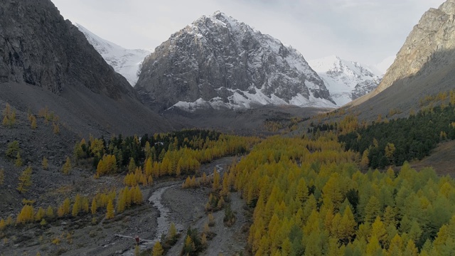 飞越山谷秋树和河流之间的高山。无人机视频视频素材