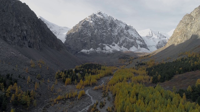 飞越山谷秋树和河流之间的高山。无人机视频视频素材