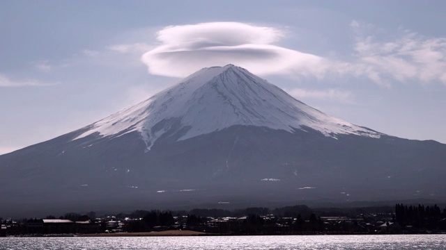 富士山的透镜状云(延时/放大)视频素材