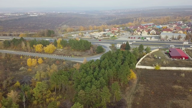 鸟瞰图飞行在令人惊叹的秋天自然和道路运行通过风景如画的乡村。路在秋景航拍。秋日的汽车驾驶道路穿过五彩缤纷的风景。视频素材