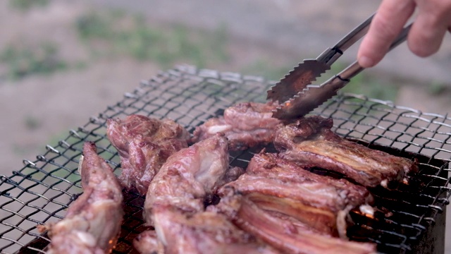 烤炉上的猪肉烤牛排视频素材