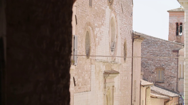 意大利历史古城斯佩罗的中世纪建筑和城墙。意大利老城狭窄的街道和教堂。手持拍摄的视频素材