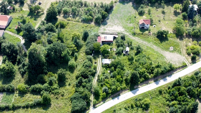 在山间度假屋上空飞行视频素材