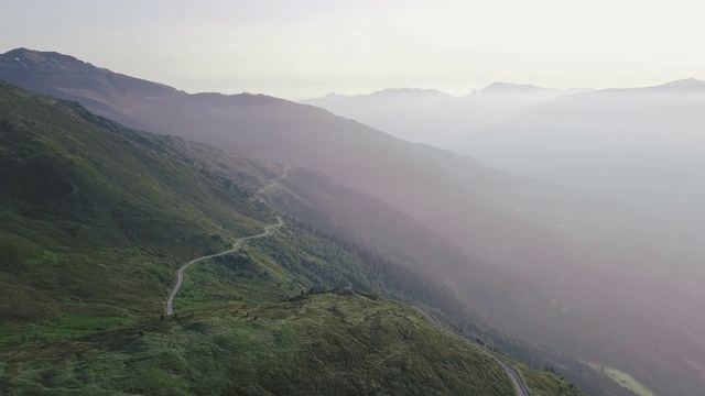 潘在一个人口稠密的山顶上显示了一条道路在日出视频素材