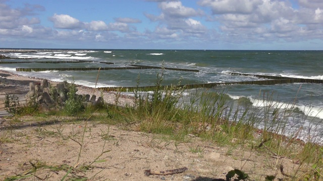 波罗的海多石的海滩，海浪汹涌，天空湛蓝视频素材