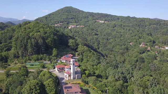 意大利农村景观的空中恢复，包括田地和村庄视频素材