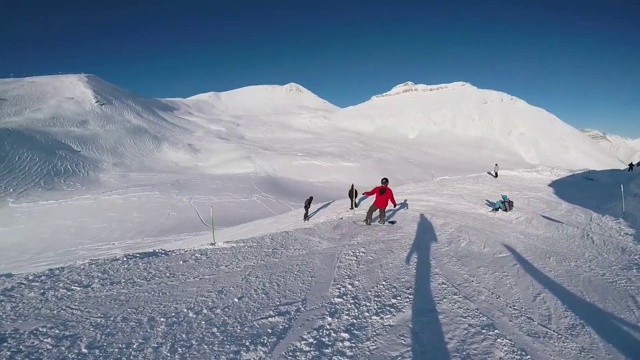 在山上滑雪的人。视频素材