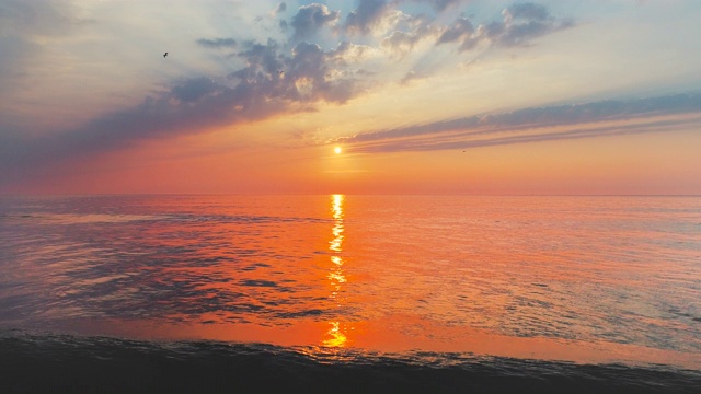 海面和海滩上的日出，航拍视频视频素材