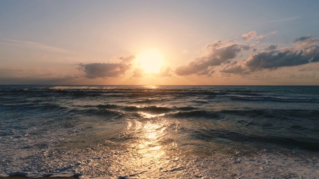 海浪，海滩和美丽的日出云鸟瞰图视频素材