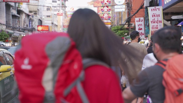 亚洲女摄影师，20-30岁，背包泰国徒步旅行。视频素材