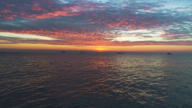 海浪上的日出视频素材