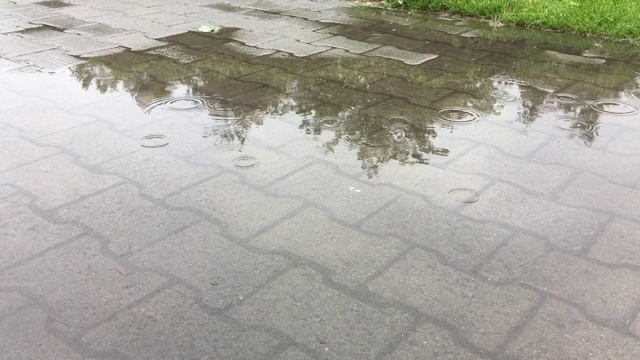 雨滴滴进水坑视频素材