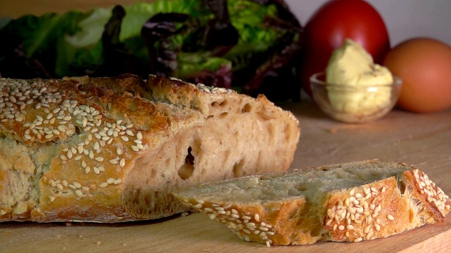 用刀切芝麻的法国新鲜烤谷物法棍视频素材