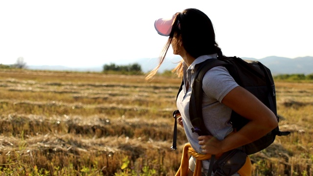 女性徒步旅行者独自走在草地上视频素材