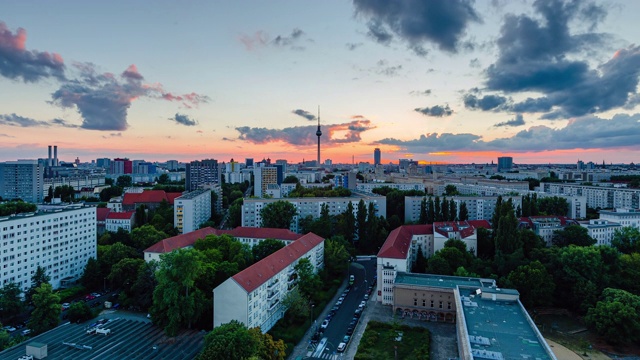 白天到夜晚鸟瞰柏林城市景观与明亮的太阳和云，柏林，德国视频素材