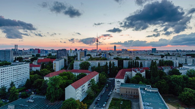 白天到夜晚鸟瞰柏林城市景观与明亮的太阳和云，柏林，德国视频素材